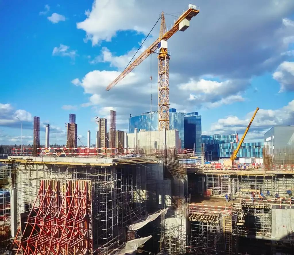 Equipo profesional de YEVMON revisando planos de construcción
